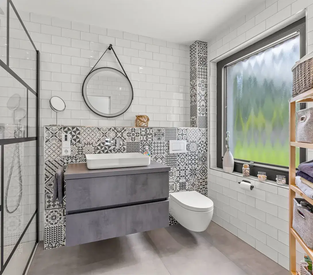 Modernes Badezimmer mit Aufsatzwaschbecken, Musterfliesen und bodengleicher Dusche