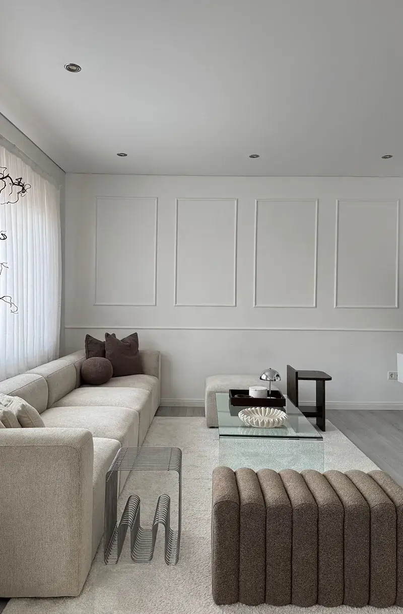 Modern eingerichtetes Wohnzimmer in hellen Beige- und Grautönen